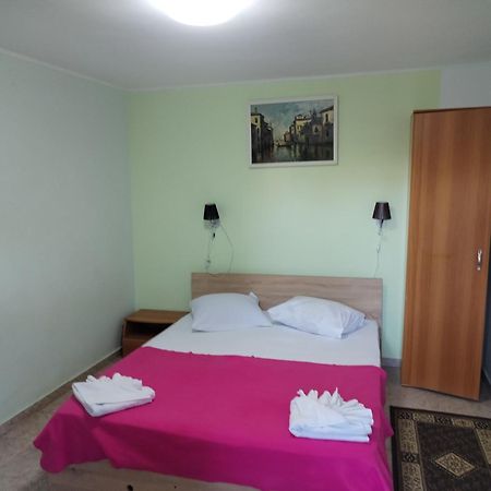 Vila Robert Hotel Schitu Bagian luar foto